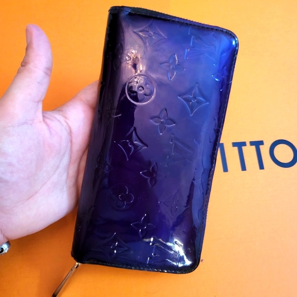 Louis Vuitton Handbags - Louis vuitton zippy wallet